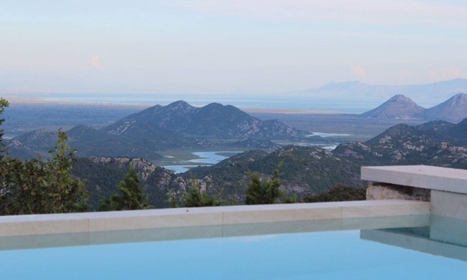 Karuc Casa | Impresionante villa rodeada por el Parque Natural del Lago Scutari (Skadar)