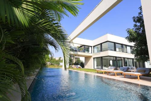 Herzliya Pituach Apartamento | Breathtaking Villa w Pool & Sauna Near the Beach by Sea N' Rent