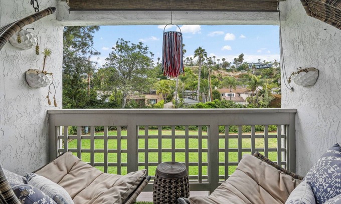 Solana Beach Condominio | Breeze & Bridle Comfy Condo WFH near Beach, Pool and Racetrack