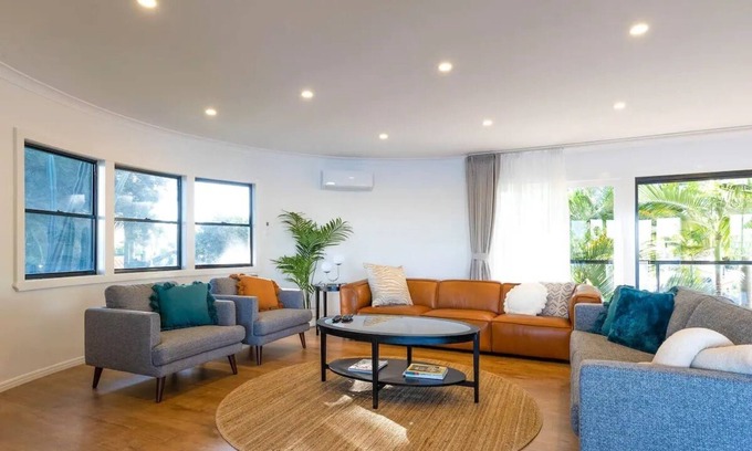 Surfers Paradise Casa | "Breeze on Sunset" 7 Bedroom Waterfront Haven in Surfers Paradise