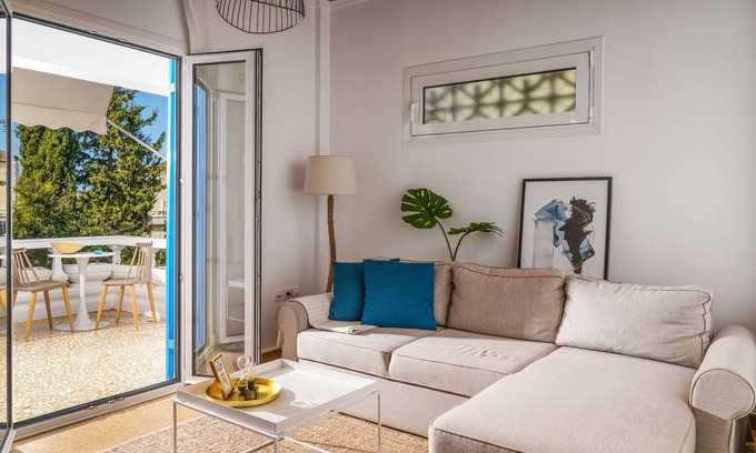 Vouliagmeni Apartamento | Breeze One Bedroom Apartment with Balcony by BluPine