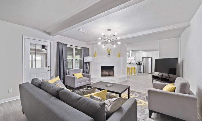 Spring Branch West Casa | Breezy 4 bedroom home minutes from Midtown!
