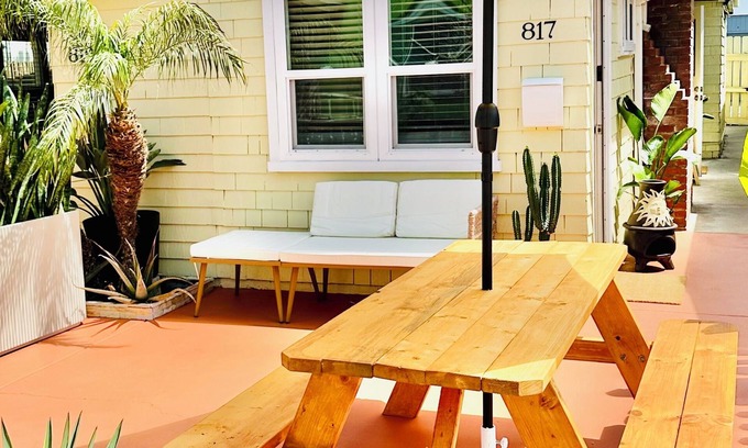 San Diego Cabaña | Breezy Bayside Escape — Cottage with Patio in Heart of Mission Beach