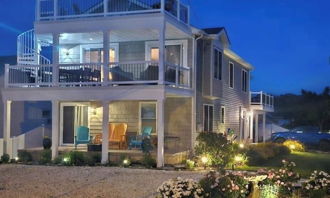 Villas Casa | Breezy Corner Getaway 4 Bedroom home with spectacular sunset views.