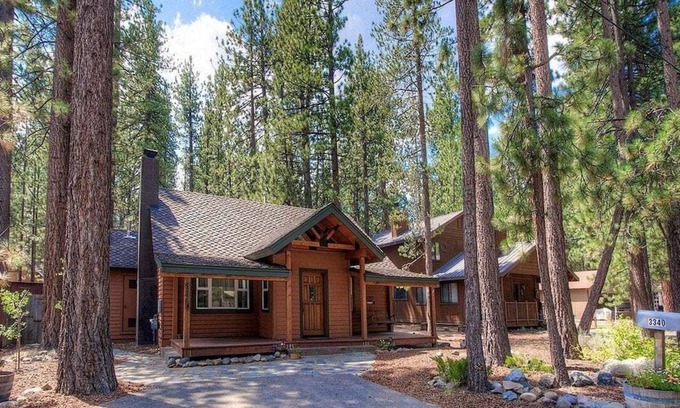 Bijou Pines Casa | Cabaña clásica, patio cercado, barbacoa, 2 chimeneas, terraza, cerca del lago (CYH0840)