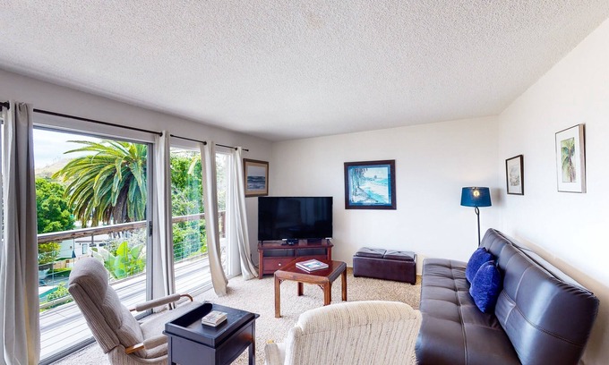 Summerland Casa | Breezy Summerland home with Pacific views - walk to beach & winery