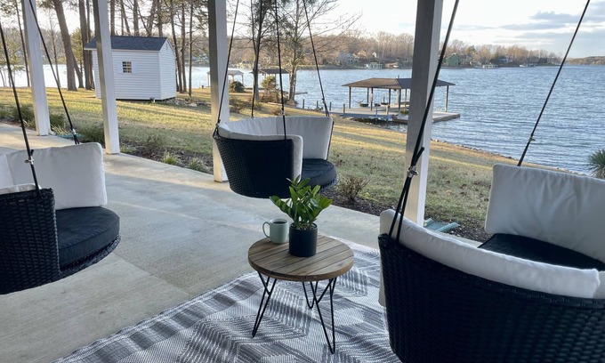 Penhook Casa | Brenda ✦ Hot Tub ✦ Gentle/Walk Slope to the Lake ✦ Stocked Kitchen ✦ King Beds