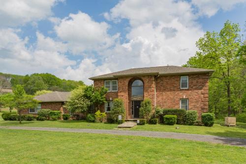 Goodlettsville Apartamento | Brenda Lee History 2BR Villa Pool Hot Tub