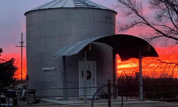 Arnold Casa | Brent & Jean's Grain Bin Inn Barn