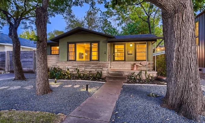 Brentwood Casa | Brentwood Bungalow. Walk & Bike Everything Austin!