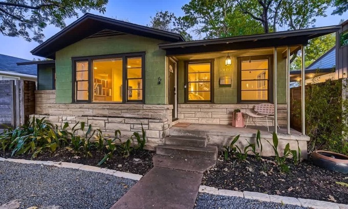 Brentwood Casa | Brentwood Bungalow. Walk & Bike Everything Austin!