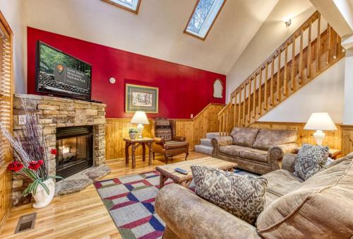 Pigeon Forge Casa | Brentwood, Resort Pool, FREE Attraction tickets, Near Parkway, Hot Tub, Arcade Game, WIFI!