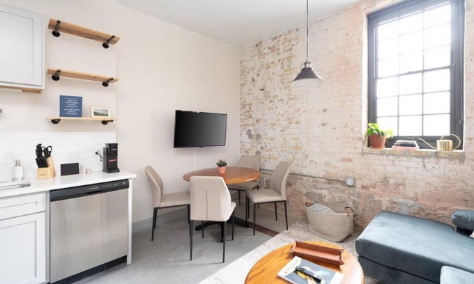Westown Apartamento | Brewery District 2-Story 2BR Apt Near Fiserv with Rooftop, Gym, and Parking