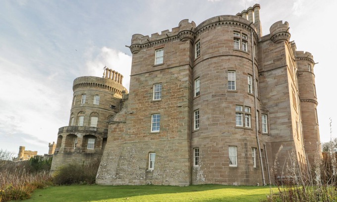 Kirkmichael Cabaña | BREWHOUSE FLAT - CULZEAN CASTLE, romantic, with a garden in Maybole