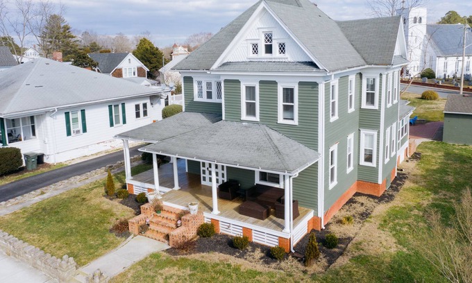 Berlin Casa | Brewhouse on Main - sleeps 10 - walk to downtown shops / bars / town events.