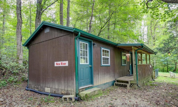 Briceville Casa | Briceville Cabin with River Access and Mountain Views!