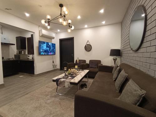 Bahria Town Apartamento | Brick Accent Loft 1BHK with Balcony & Free Netflix