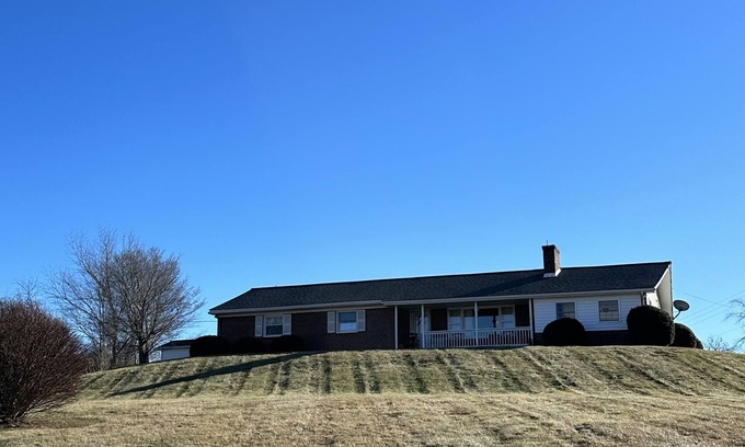 West Wytheville Casa | Brick Farmhouse