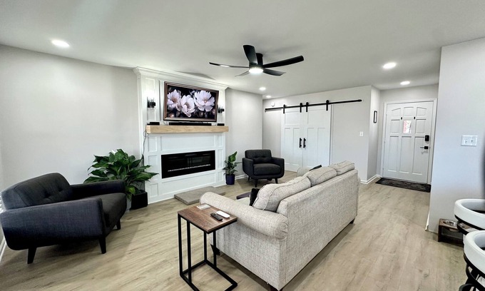 Lee's Summit Casa | Brick Haven Near Downtown Lee’s Summit: Luxe Espresso & Relaxation