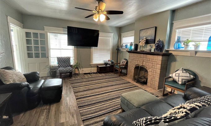 Erie Casa | Brick house in Historic "Milionaire's Row" Neighborhood - 10mins to Presque Isle