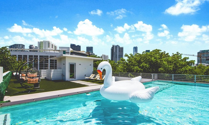 The Roads Casa | Contemporary 4-bedroom house in Miami w/rooftop pool