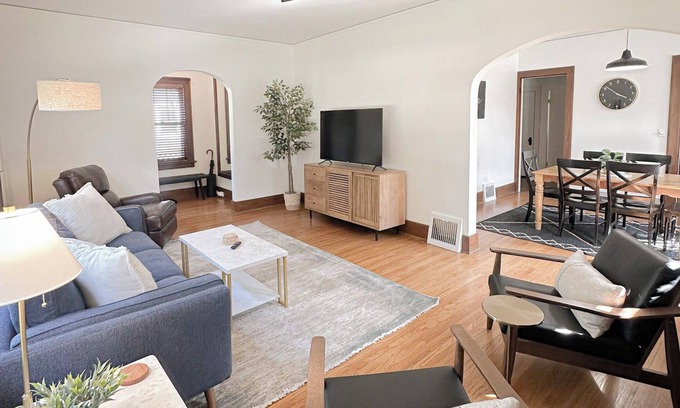 Kutzky Park Casa | Bricks - Main floor 2 bed/bath home, 2 car garage 3 blocks from Mayo Clinic!