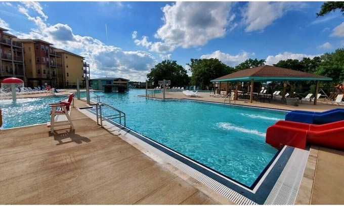 Arnolds Park Cabina | Bridges Bay Vacation Home #220 - sleeps 12