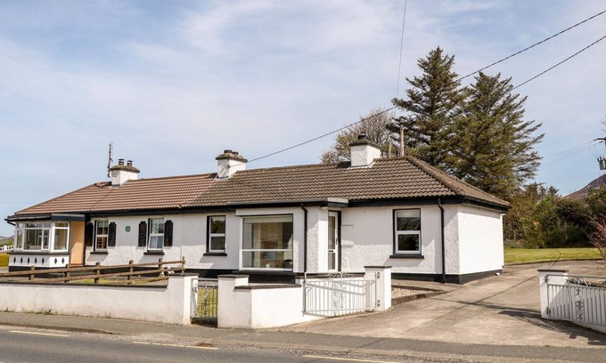 Kerrykeel Cabaña | BRIDGETOWN COTTAGE, pet friendly in Kerrykeel, County Donegal