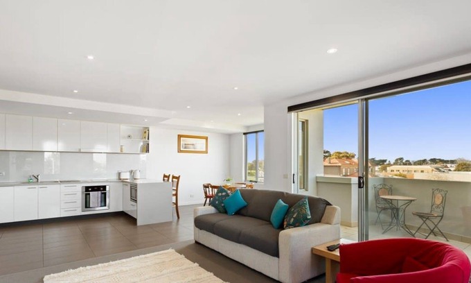 San Remo Apartamento | Bridgeview App with Queen Bed