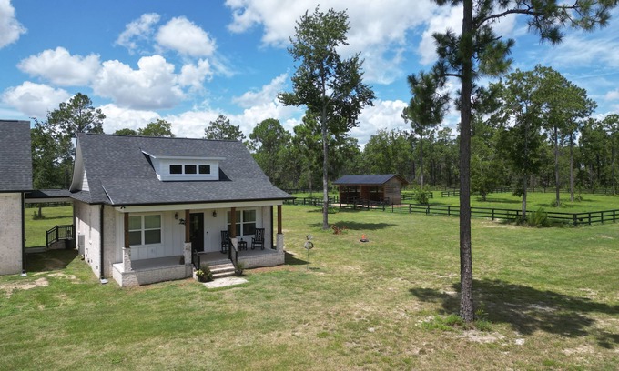 Aiken Cabaña | Bridle Creek Cottage - King Bed - Dogs & Horses Are Welcome.