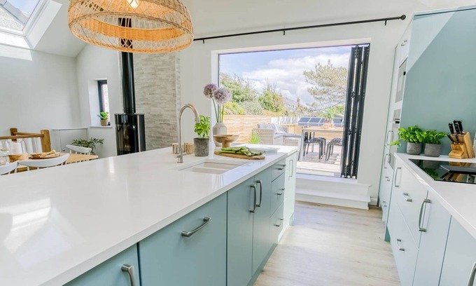 Rhosneigr Cabaña | Brig y Don - a sea view that sleeps 8 guests in 4 bedrooms