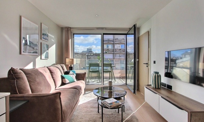 Grenelle Apartamento | Bright 1BD apt with terrace near Eiffel Tower, AC, elevator, insurance incl.