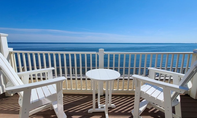 North Truro Condominio | Bright 1BD Bayfront Condo--RIGHT ON THE BEACH, Amazing Waterfront & Provincetown Views, A/C
