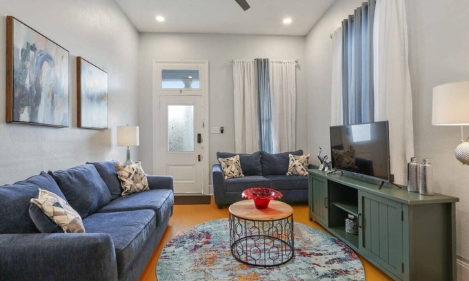 Algiers Point Casa | Bright 2 BD Algiers Point Home Steps to NOLA Ferry