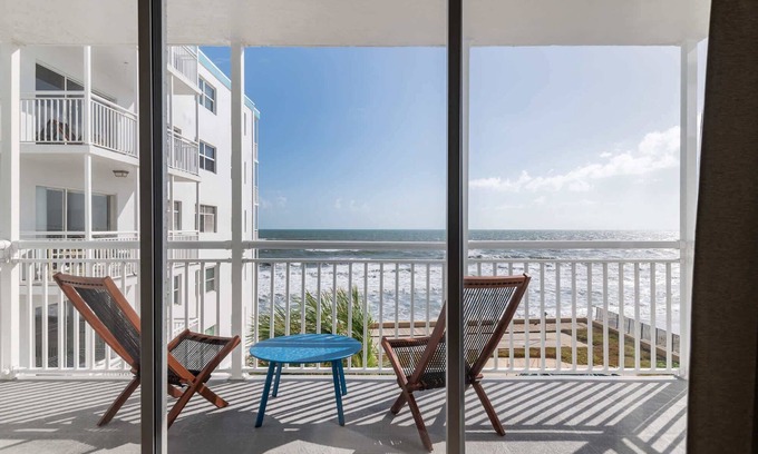 South Patrick Shores Apartamento | Bright 2-Bed Beach Condo w/ Oceanfront Balcony