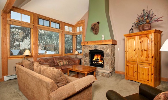Keystone Condominio | Bright 2 Bedroom Premier Townhouse with Fireplace!