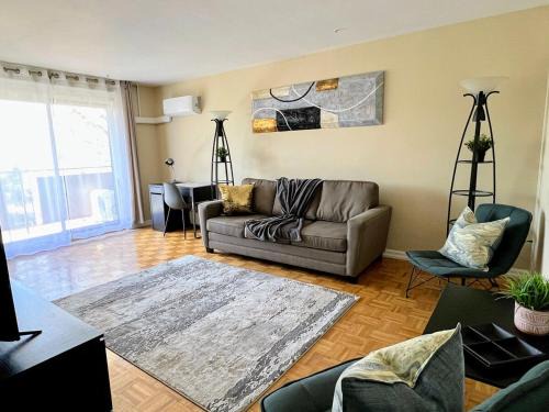 Kitchener Apartamento | Bright 2 BR pet friendly, KING bed, WiFi,2 parking