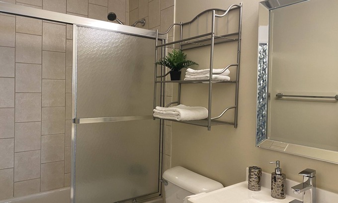 Kitchener Apartamento | Bright 2 BR w/KING bed, WiFi, NETFLIX, parking