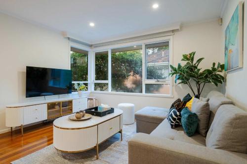 Hampton Apartamento | Bright 2B Coastal Getaway Steps From Beach