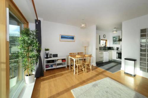Dublin Apartamento | Bright 2BD Flat with Private Balcony - Dublin