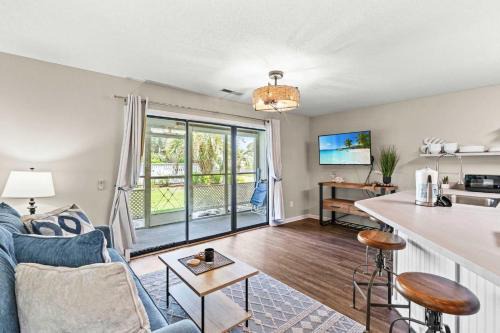 Little River Casa | Bright 2BR Condo with Poolside Patio, Near Beach
