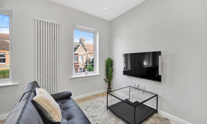 Lea Bridge Casa | Bright 2BR – Contractor + Family Friendly