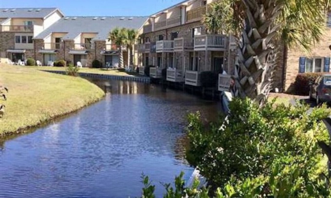 Surfside Beach Apartamento | Bright 2BR Getaway | Quick Drive to the Beach