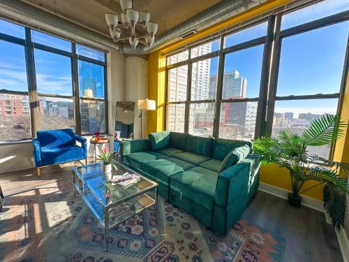 Near South Side Apartamento | Bright 2BR Luxury Corner Suite with Optional Parking Sleeps 6 guests Near McCormick Place and Soldier Field