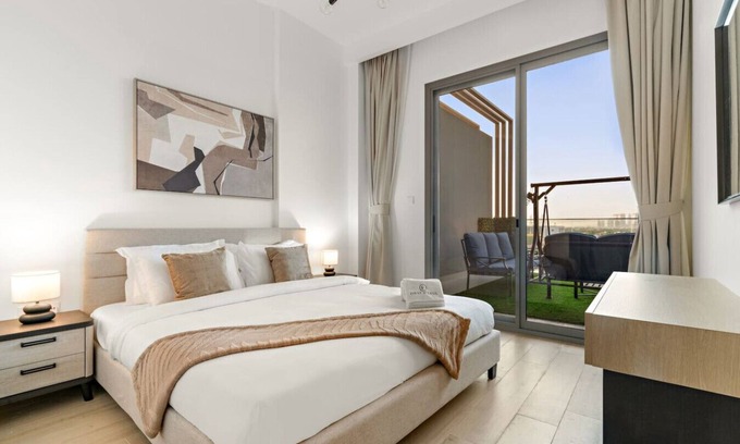 Jumeirah Village Triangle Apartamento | Bright 2BR Retreat | Balcony & Pool Near Jumeirah Village Circle