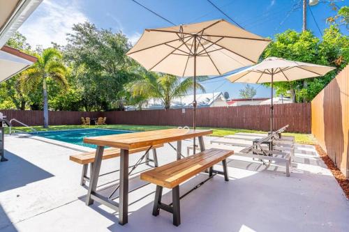 West Hollywood Casa | Bright 3 bedrooms Home Private Pool, 18 minutes to the Ocean