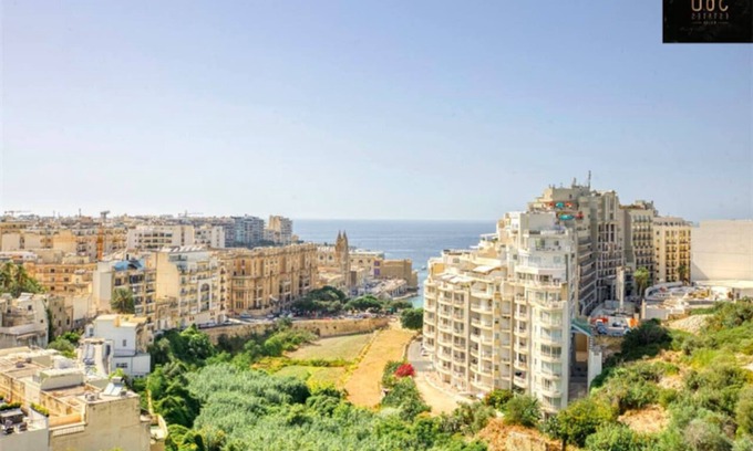 Il-Balluta Apartamento | Bright 3BR Apt in St'Julians with Balcony Views!