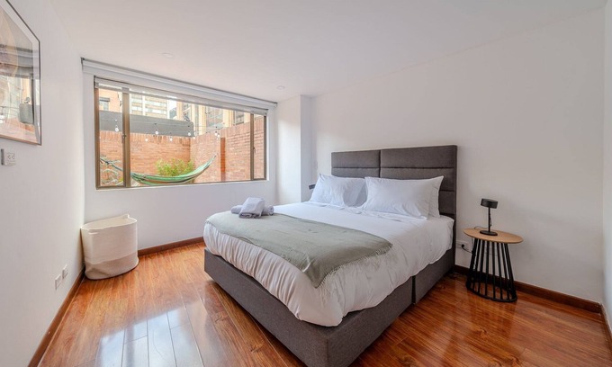 Chapinero Casa | Luminoso 3BR @Distrito comercial + terraza privada