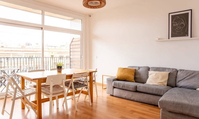 el Fort Pienc Apartamento | Bright 4BD with terrace near Arc de Triomf