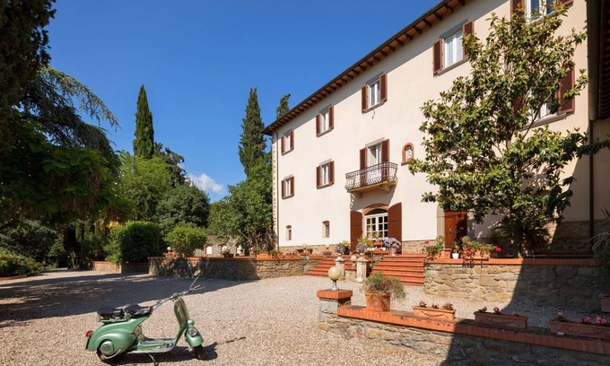 Pieve al Bagnoro Apartamento | Bright 6-persons apartment in period villa, located on the outskirts of Arezzo. Infinity pool with w